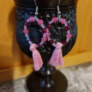 Zelfgemaakte oorbellen met kwastje