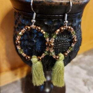 Zelfgemaakte oorbellen met kwastje