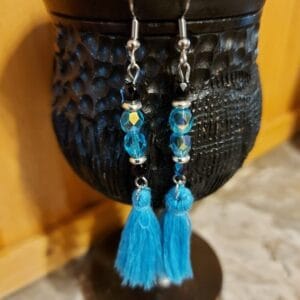 Zelfgemaakte oorbellen met kwastje