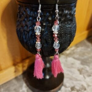 Zelfgemaakte oorbellen met kwastje