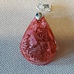 Uniek handgemaakt hangertje in epoxy