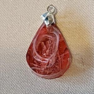 Uniek handgemaakt hangertje in epoxy