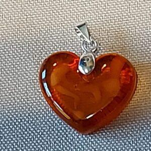 Uniek handgemaakt hangertje in epoxy