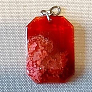 Uniek handgemaakt hangertje in epoxy