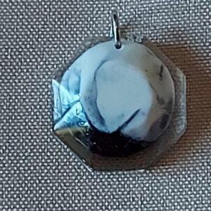 Uniek handgemaakt hangertje in epoxy