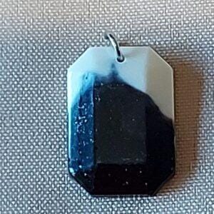 Uniek handgemaakt hangertje in epoxy