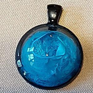 Uniek handgemaakt hangertje in epoxy