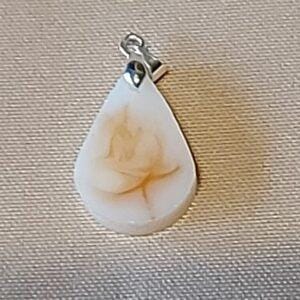 Uniek handgemaakt hangertje in epoxy