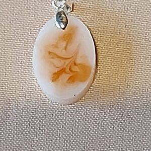 Uniek handgemaakt hangertje in epoxy