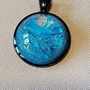 Uniek handgemaakt hangertje in epoxy