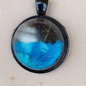 Uniek handgemaakt hangertje in epoxy