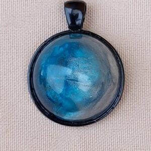 Uniek handgemaakt hangertje in epoxy