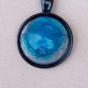 Uniek handgemaakt hangertje in epoxy