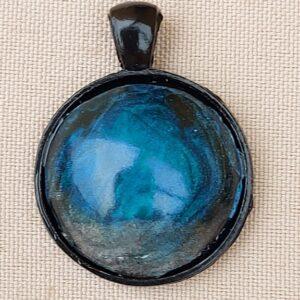 Uniek handgemaakt hangertje in epoxy